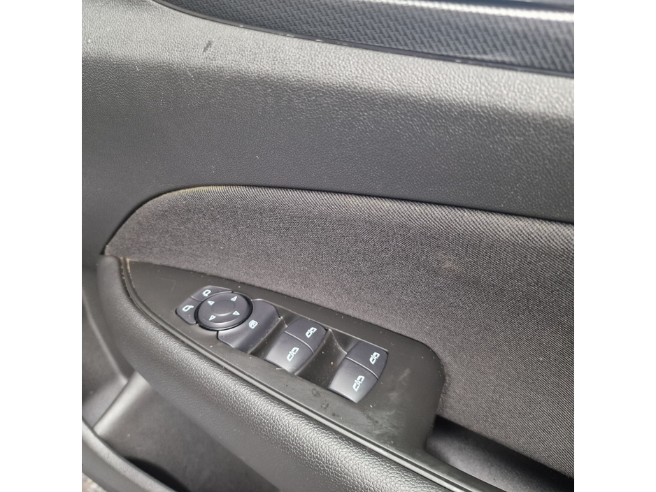 2021 Opel Insignia - image 11