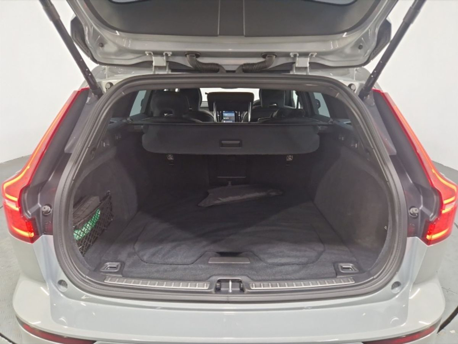 2024 Volvo V60 - image 12