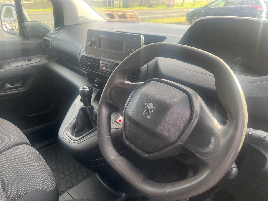 2021 Peugeot Partner - image 5