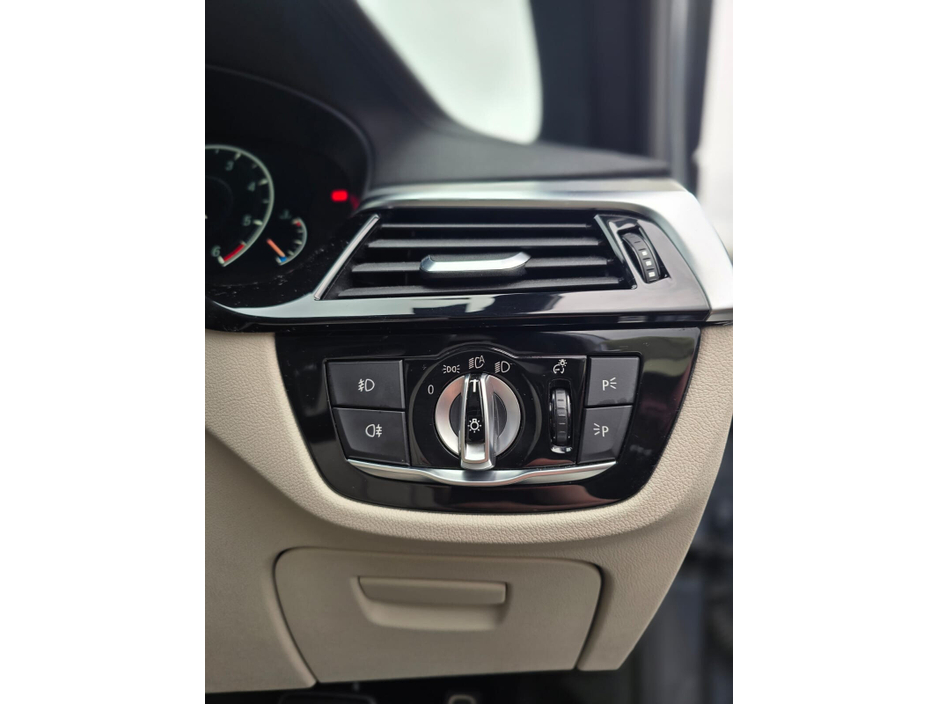 2019 BMW 5 Series - image 17