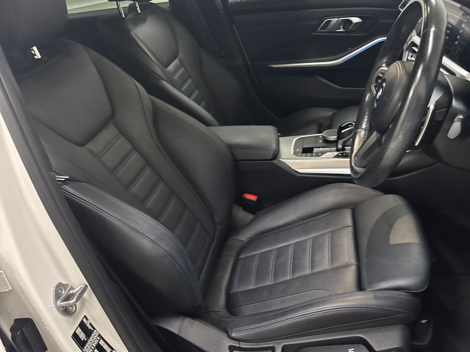 2022 BMW 3 Series - image 12