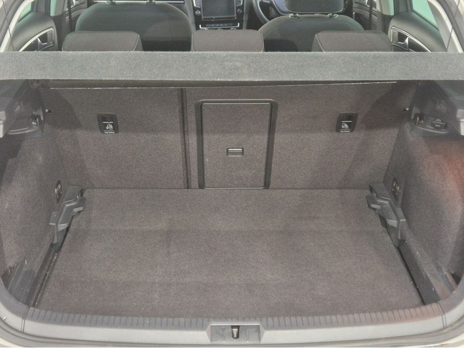 2017 Volkswagen Golf **HIGHLINE**ONLY 63000KMS**ALCANTARA SEATS*17" ALLOYS**BLIND SPOT WARNING**LANE ASSIST**KEYLESS ENTRY AND START**ADAPTIVE CRUISE CONTROL**DUAL ZONE CLIMATE CONTROL*REVERSE CAMERA*BLUETOOTH STREAMI €16,949