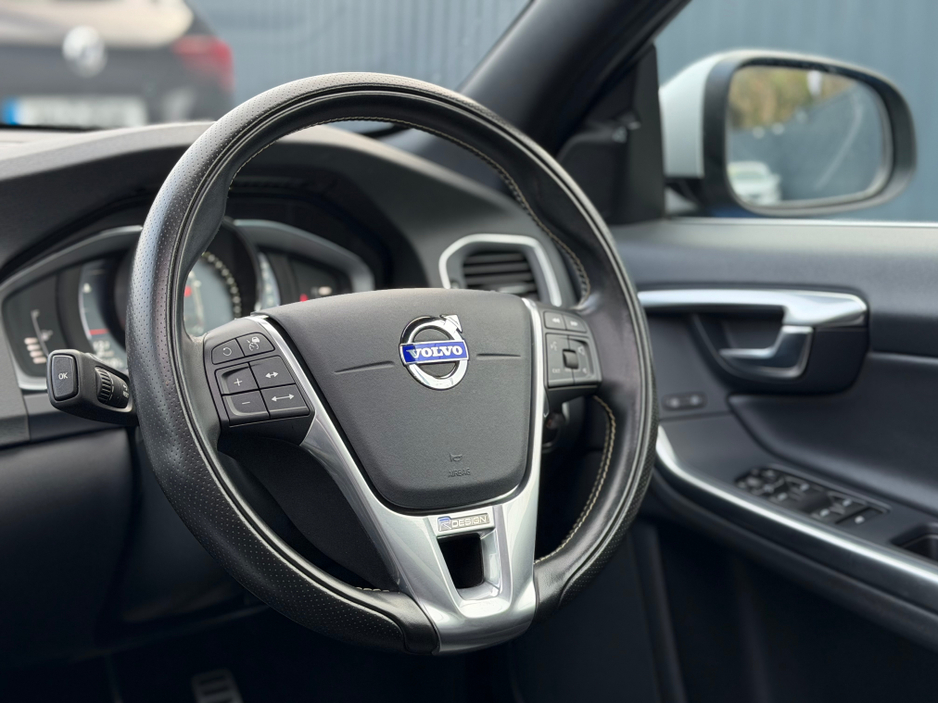 2017 Volvo V60 - image 13