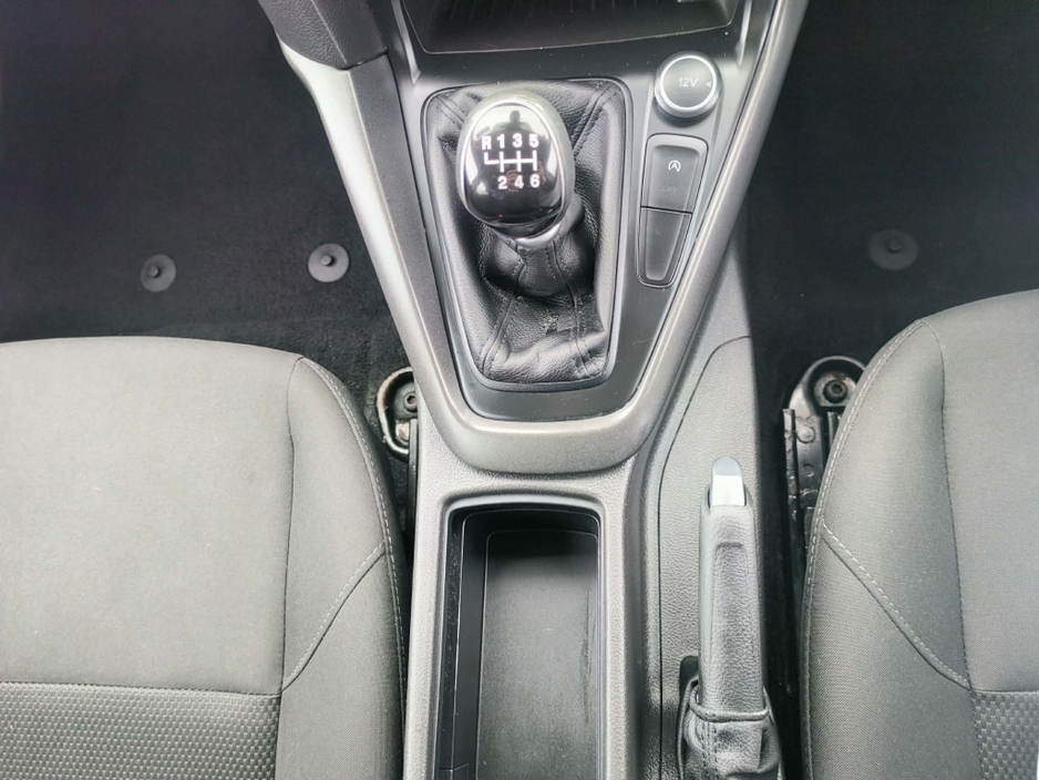 2016 Ford Focus - image 13