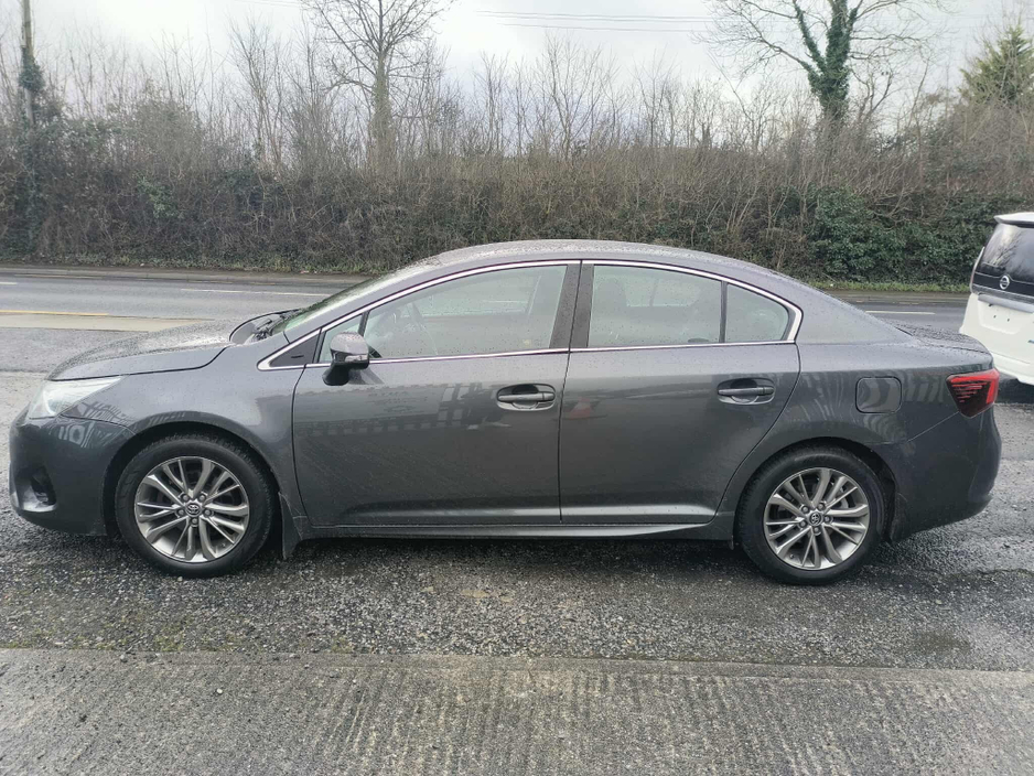 2017 Toyota Avensis - image 4