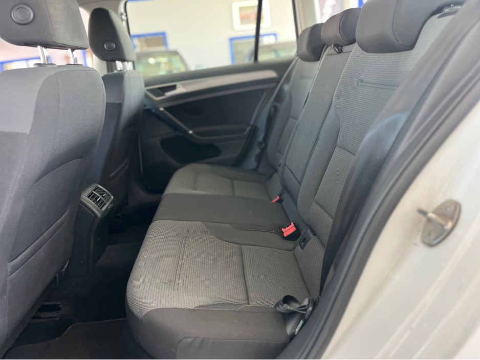 2015 Volkswagen Golf - image 10