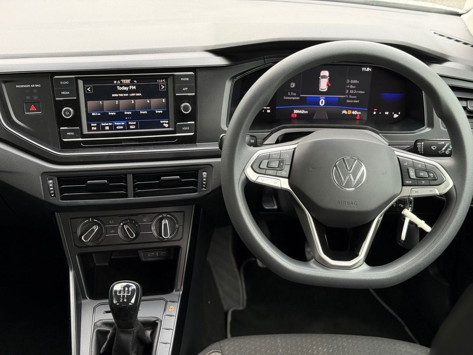 2022 Volkswagen Polo - image 4