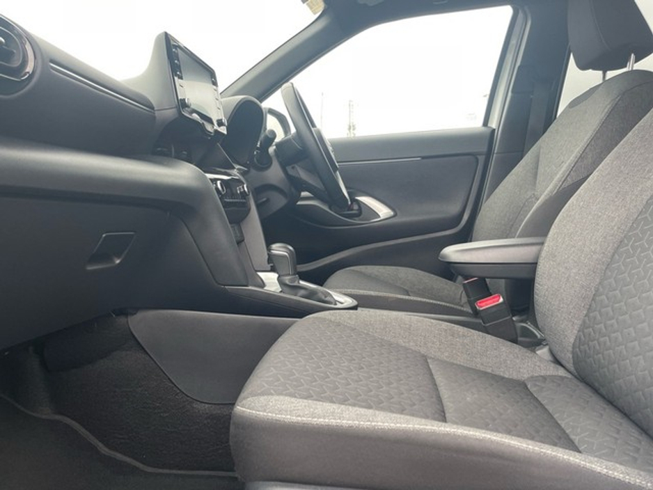 2023 Toyota Yaris Cross - image 6