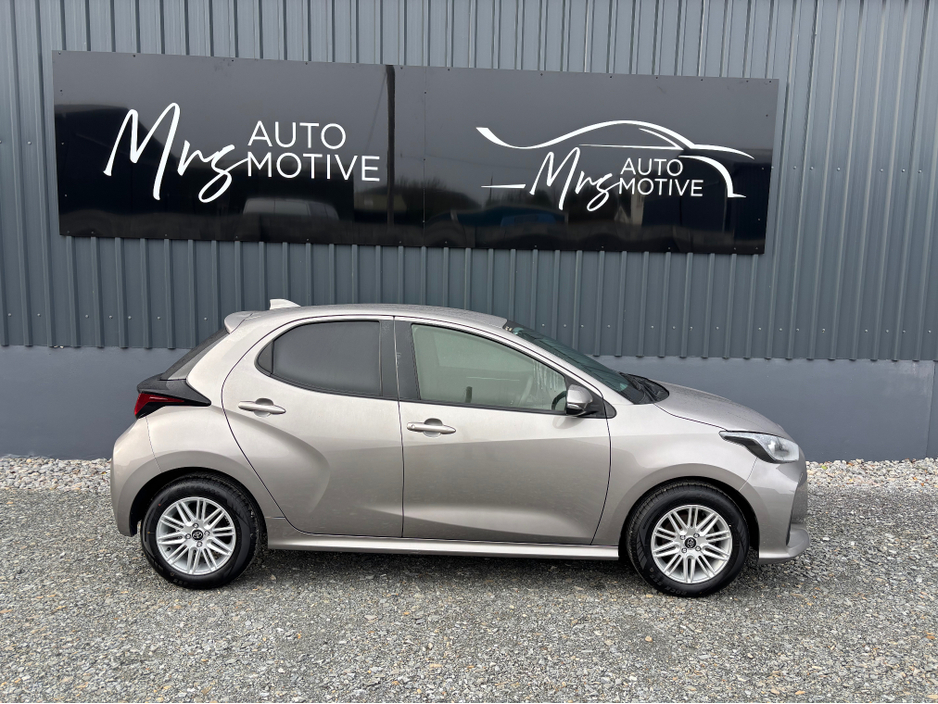 2022 Toyota Yaris - image 2