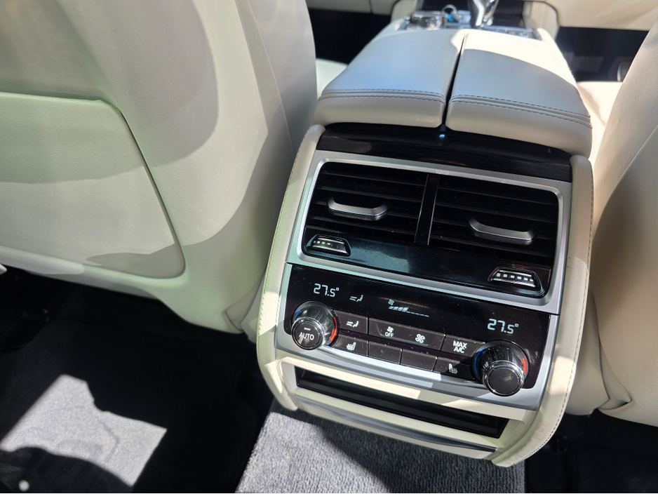2022 BMW 7 Series - image 24