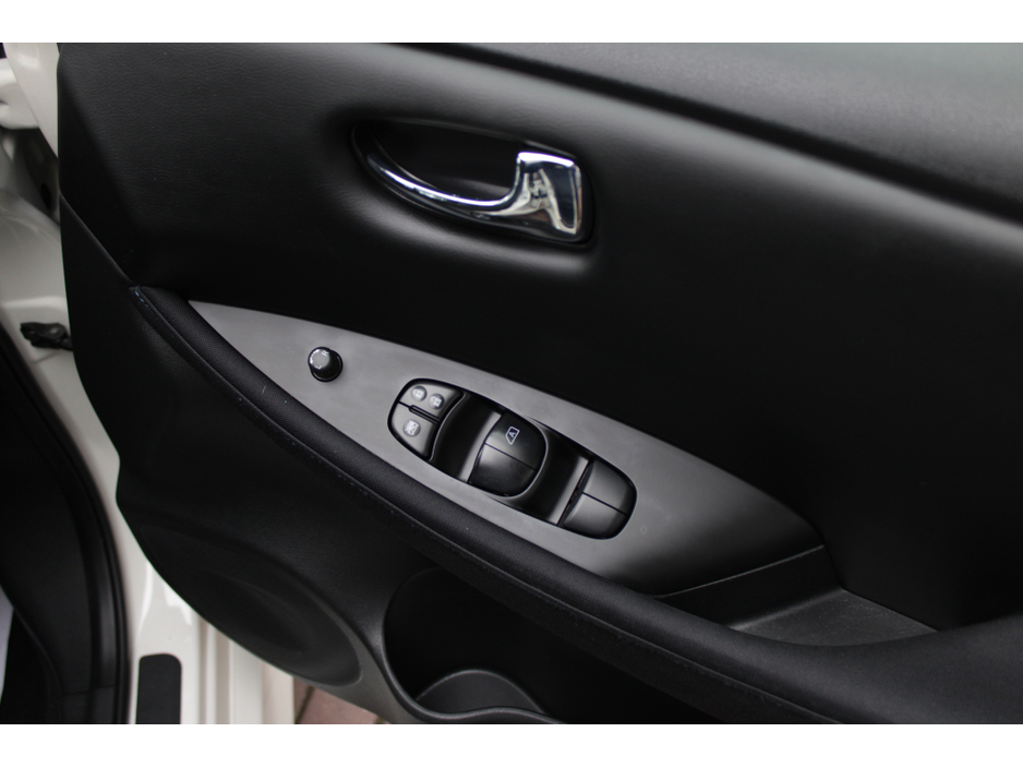 2022 Nissan Leaf - image 9