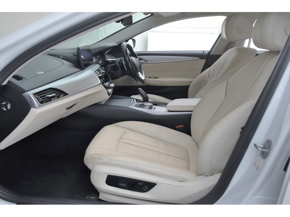 2021 BMW 5 Series - image 15