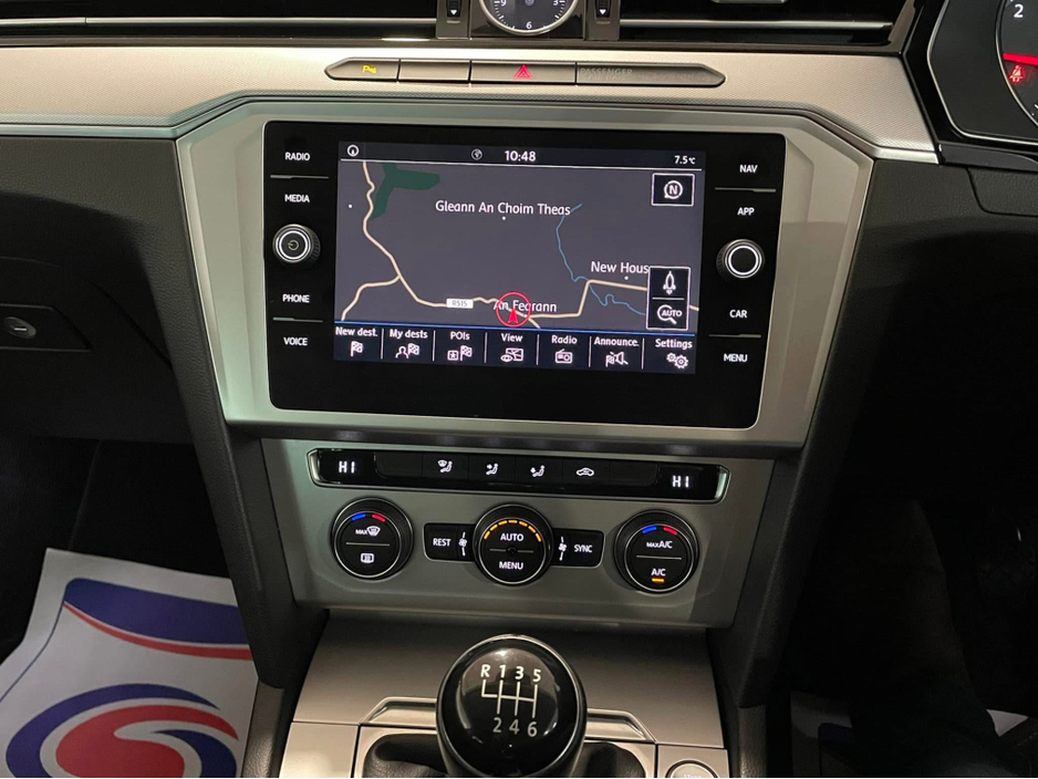 2019 Volkswagen Passat - image 3