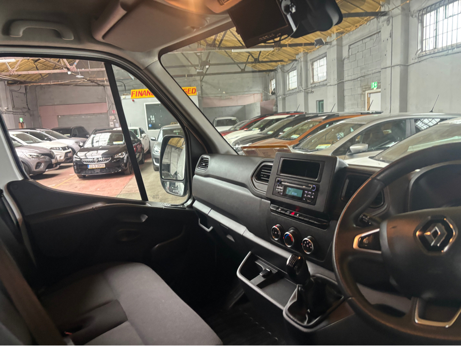 2020 Renault Master - image 11
