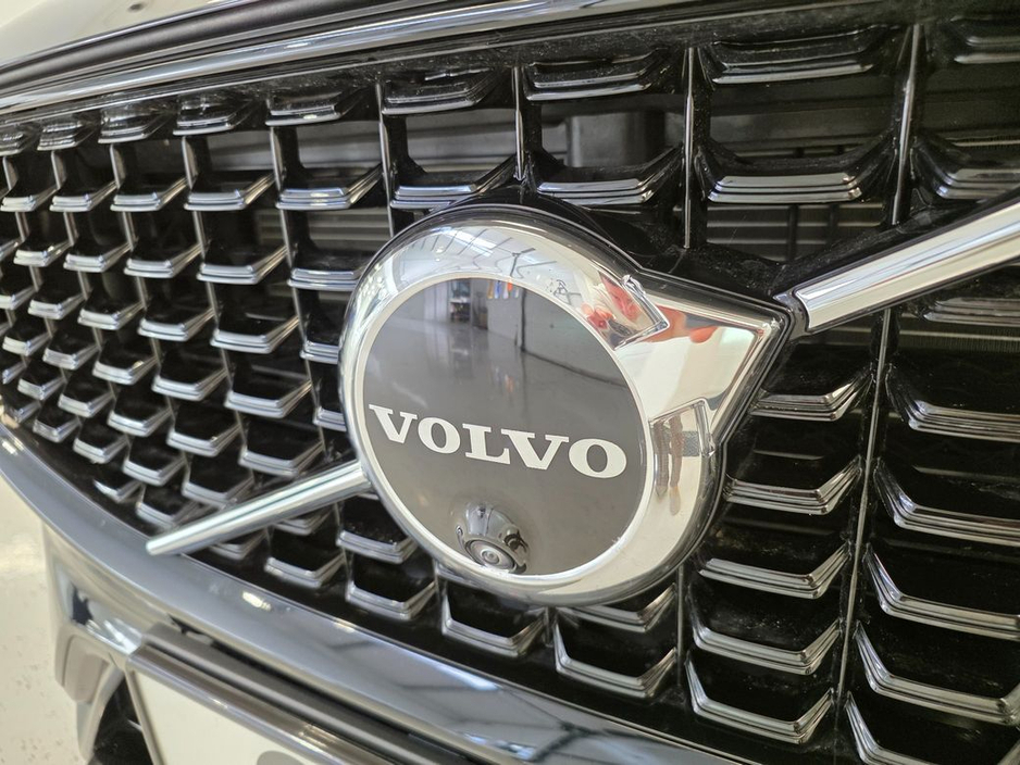 2025 Volvo XC60 - image 9