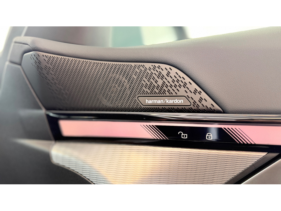 2025 BMW 5 Series - image 12