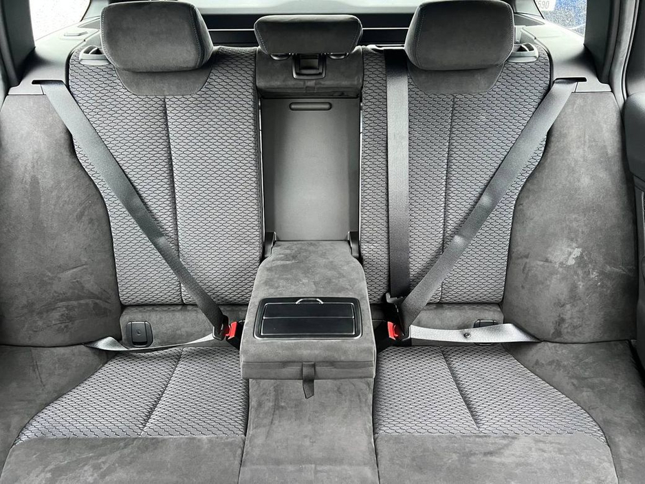 2015 BMW 3 Series - image 12