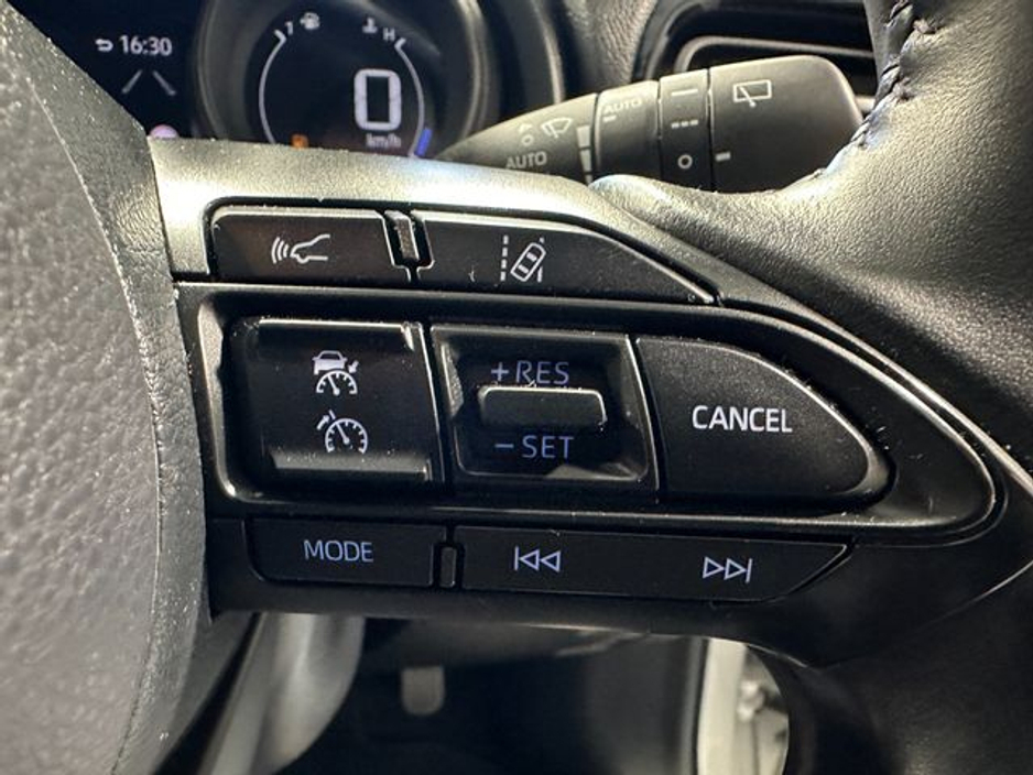 2021 Toyota Yaris - image 17