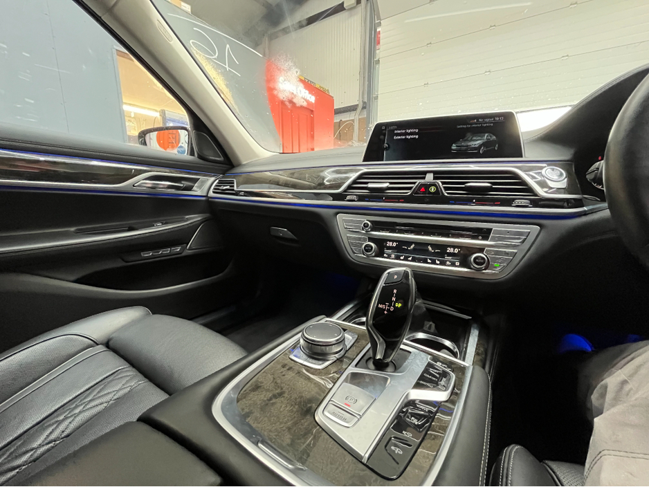 2016 BMW 7 Series - image 28