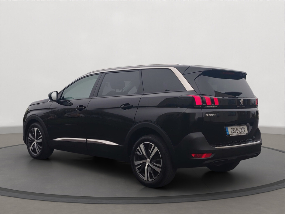2023 Peugeot 5008 - image 2