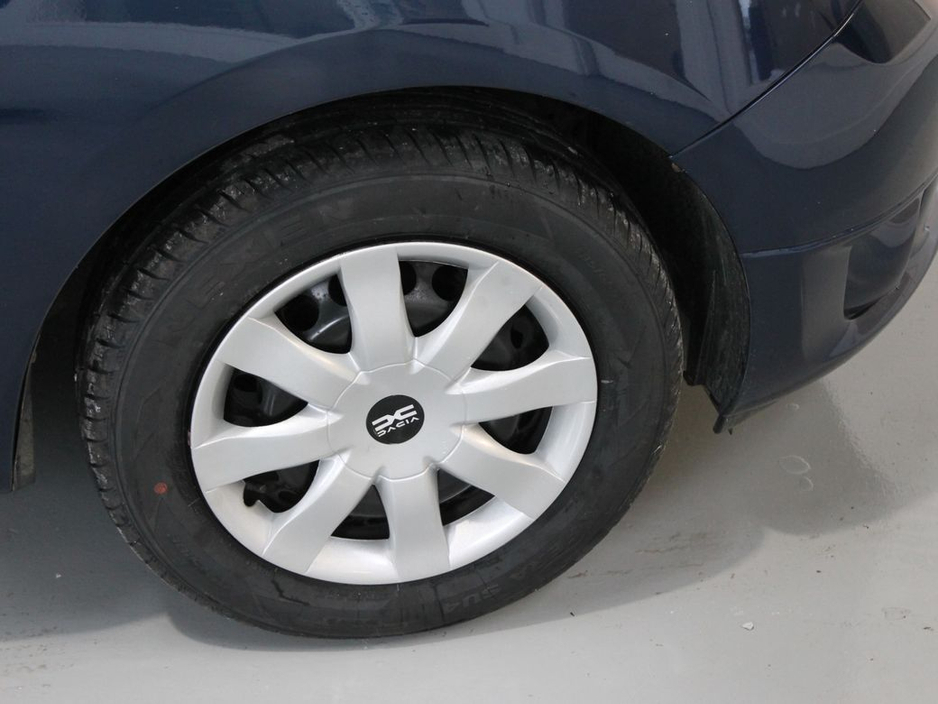 2016 Dacia Sandero - image 22