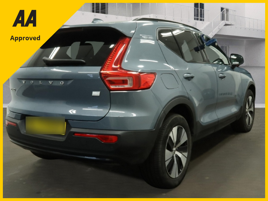 2023 Volvo XC40 - image 4