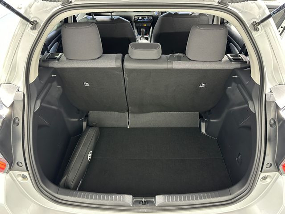 2021 Toyota Yaris - image 25