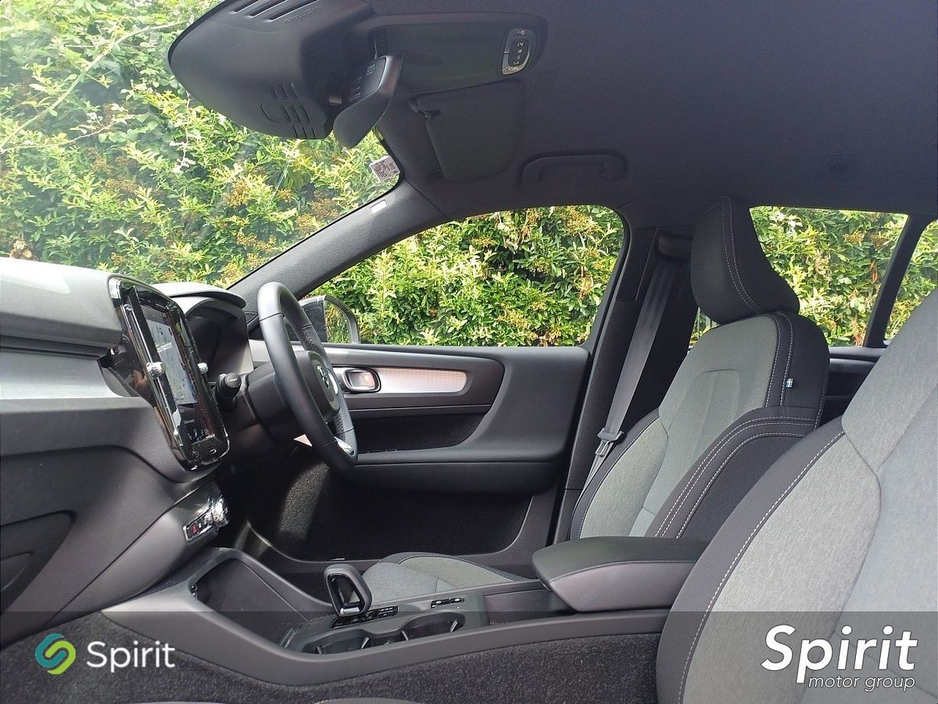 2022 Volvo XC40 - image 3