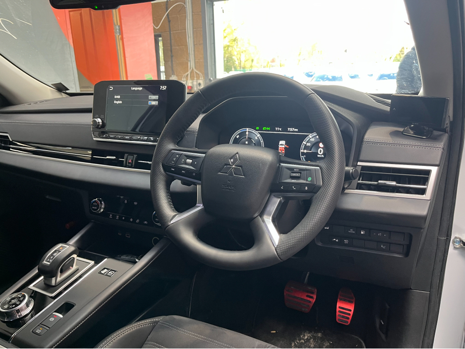 2023 Mitsubishi Outlander - image 10