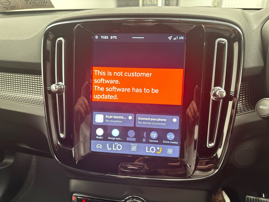 2026 Volvo EX40 - image 16