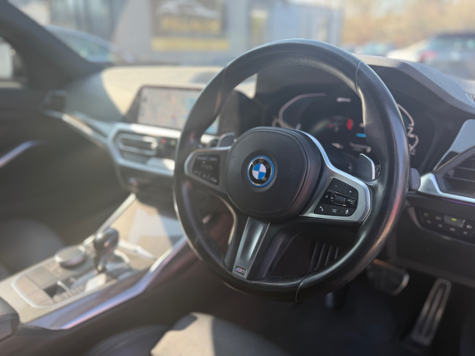 2021 BMW 3 Series - image 9