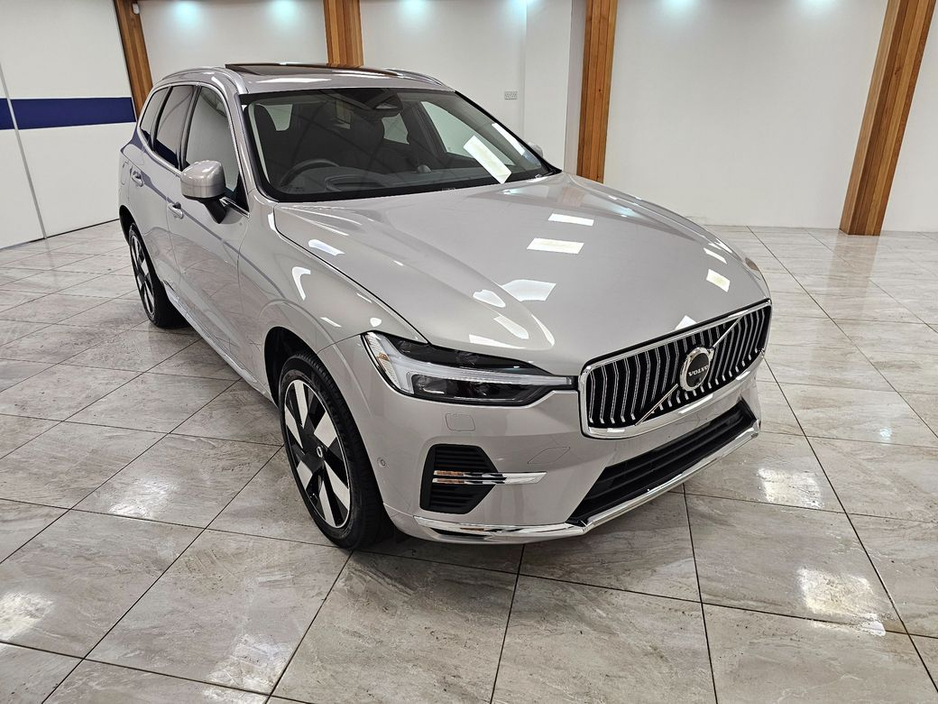 2025 Volvo XC60 - image 8