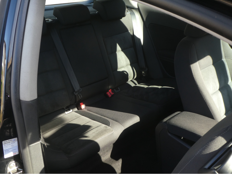 2010 Volkswagen Golf - image 9