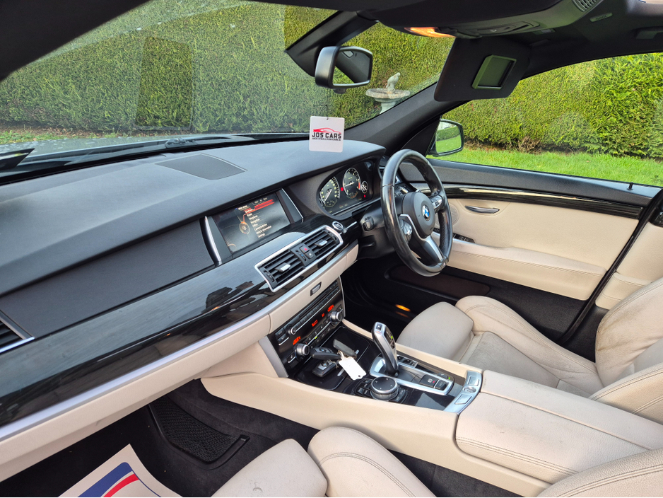 2016 BMW 5 Series - image 8