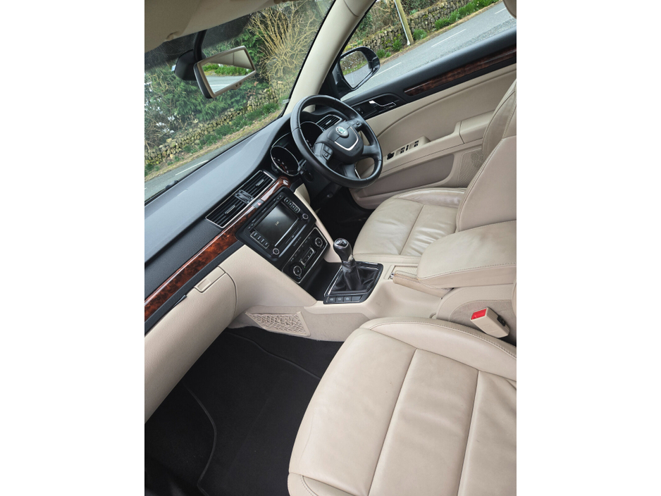 2013 Skoda Superb - image 10