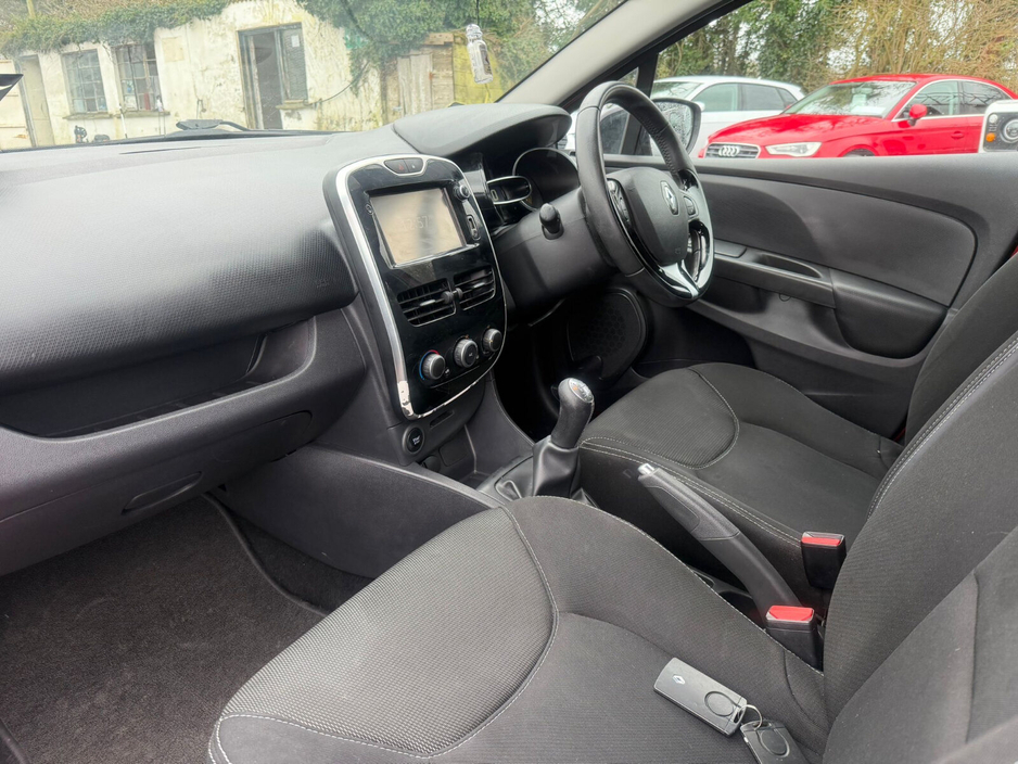 2016 Renault Clio - image 12