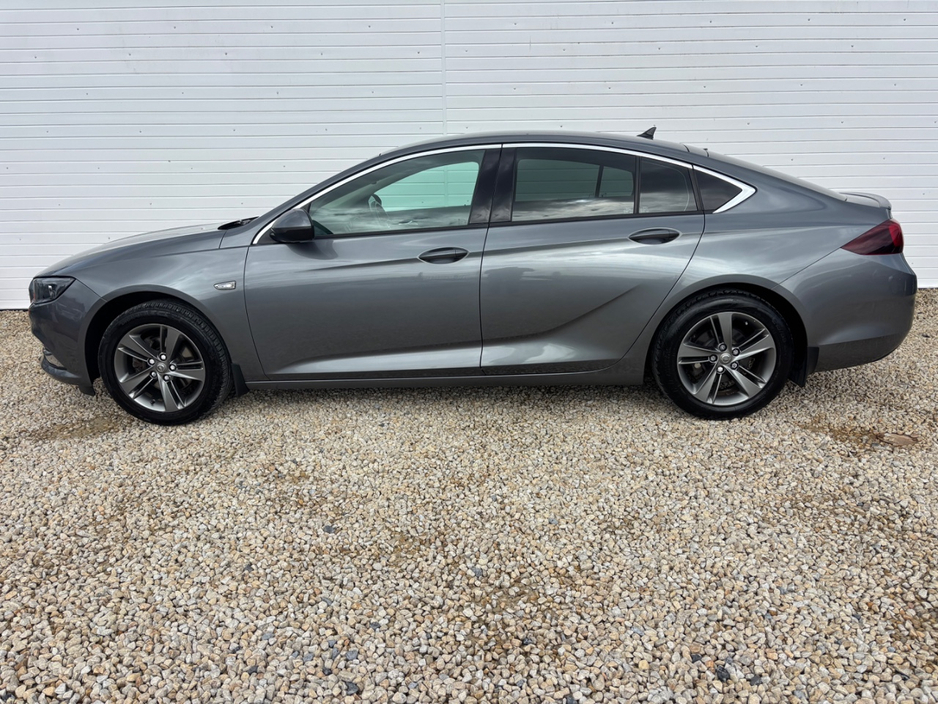 2020 Opel Insignia - image 9