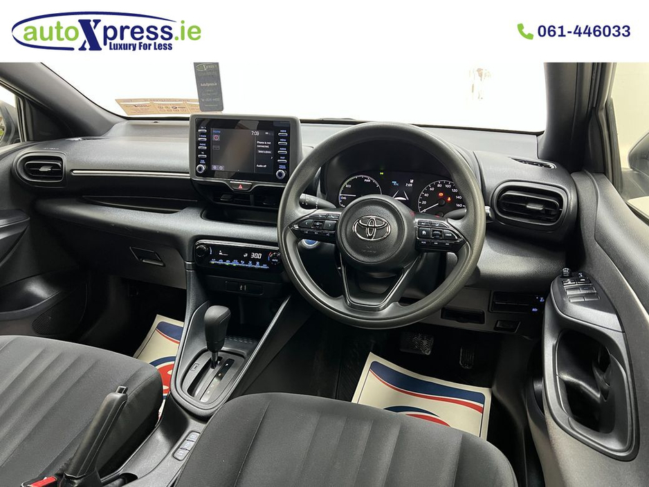 2022 Toyota Yaris - image 16