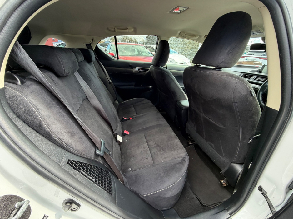 2014 Lexus CT 200 h - image 16