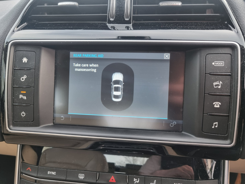 2016 Jaguar XE - image 9