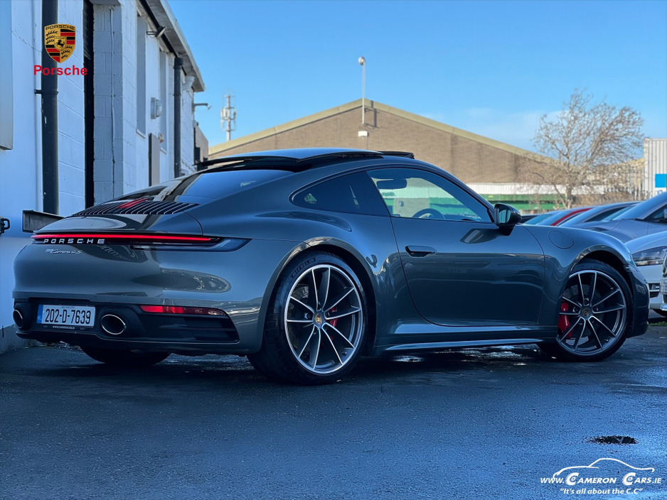 2020 Porsche 911 CARRERA 4SPEED Aventurine Green Metallic €144,950
