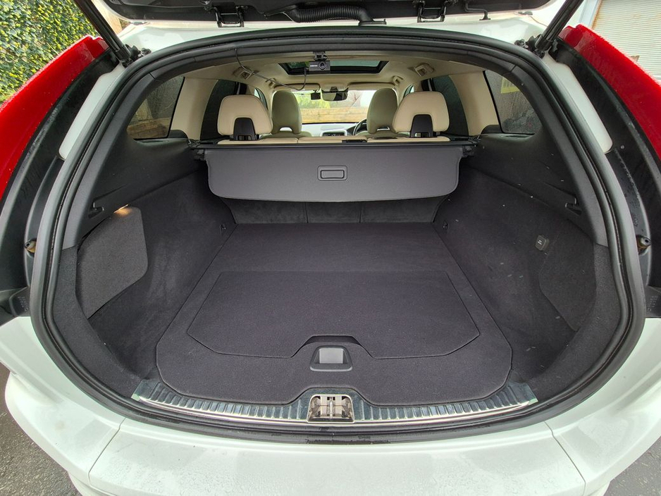 2017 Volvo XC60 - image 10