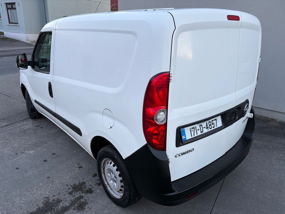2017 Opel Combo - image 5