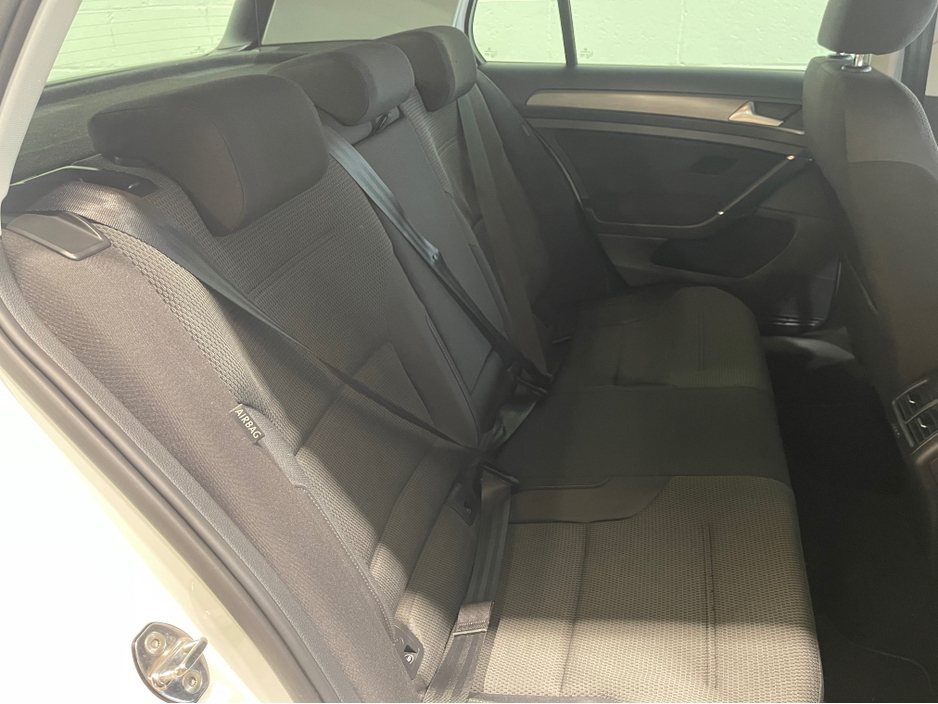 2013 Volkswagen Golf - image 16