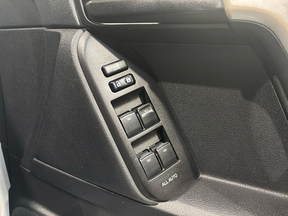 2018 Toyota Landcruiser - image 11