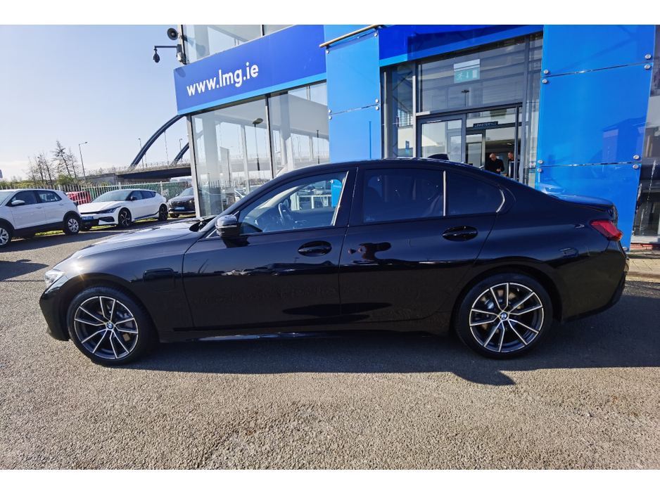 2021 BMW 3 Series - image 8