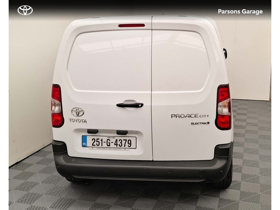 2025 Toyota Proace City - image 4