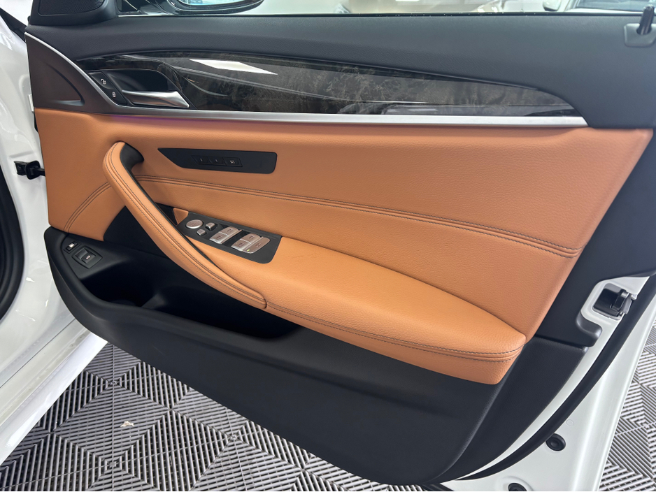 2020 BMW 5 Series - image 8