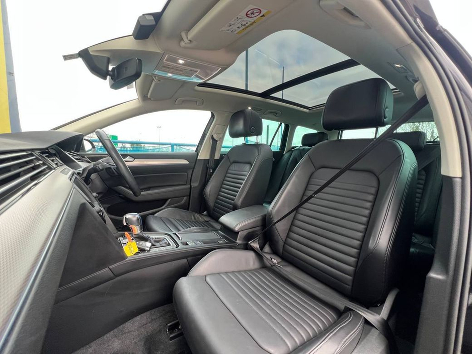 2016 Volkswagen Passat - image 2