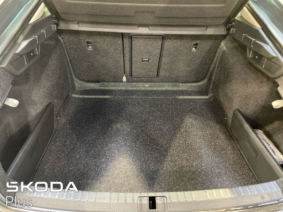 2023 Skoda Octavia - image 9